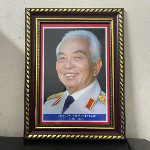 Khung Tranh ĐẠI TƯỚNG VÕ NGUYÊN GIÁP - có khung  có hoả tốc 3 CỠ 841152