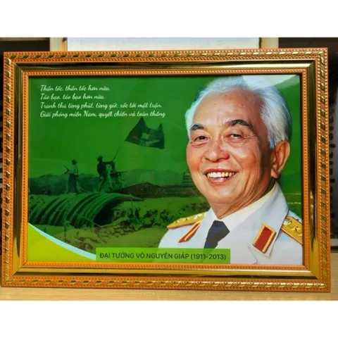 KHUNG TRANH ĐẠI TƯỚNG VÕ NGUYÊN GIÁP 5 MẪU 3 SIZE CHO KHÁCH TREO TƯỜNG 841181