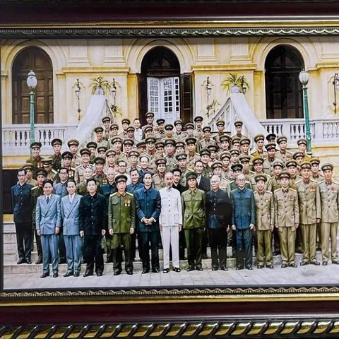 Tranh Bác Hồ - Tập thể các tướng tài ( có khung )  CÓ HOẢ TỐC 841318