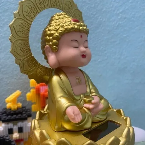 Tượng Thích Ca gật đầu vẫy tay  năng lượng mặt trời vòng sáng hào quang đế sen 841638