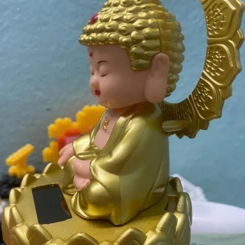 Tượng Thích Ca gật đầu vẫy tay  năng lượng mặt trời vòng sáng hào quang đế sen 841638