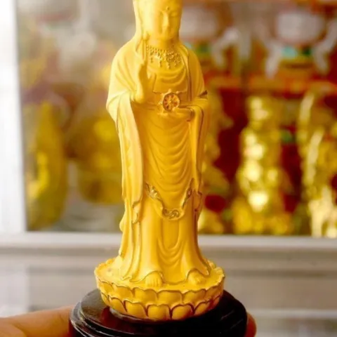 Tượng ngài Quan Thế Âm đứng vàng nhạt viền cao 13cm 841677
