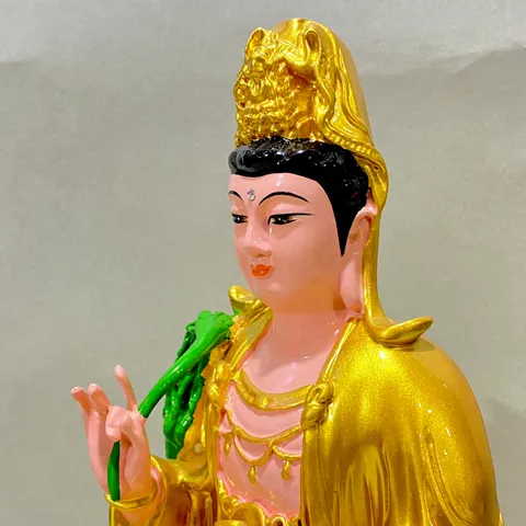 Tượng Phật Quan Âm Bồ Tát Ngồi Màu Nhũ Vàng Cao 30 cm