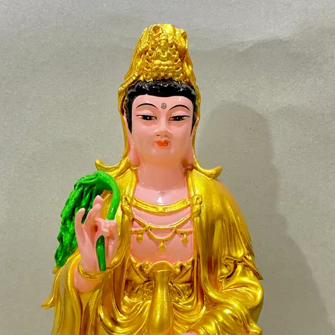 Tượng Phật Quan Âm Bồ Tát Ngồi Màu Nhũ Vàng Cao 30 cm