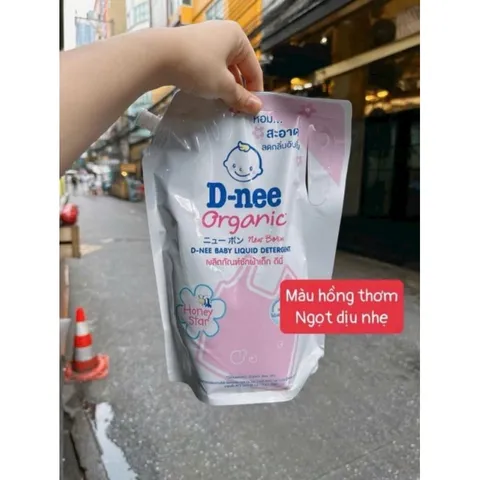 NƯỚC GIẶT DNEE LOẠI TÚI 1400ML - Hương thơm nhẹ nhàng mát dịu giúp quần áo bé yêu luôn thơm tho cả ngày.