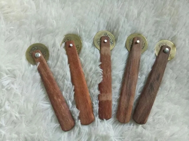 Đồng tiền cạo gió có tay cầm cán gỗ size lớn hm17