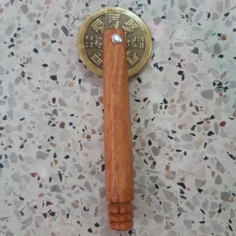 Đồng tiền cạo gió có tay cầm cán gỗ size lớn hm17