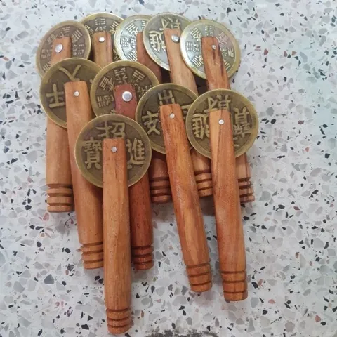 Đồng tiền cạo gió có tay cầm cán gỗ size lớn hm17