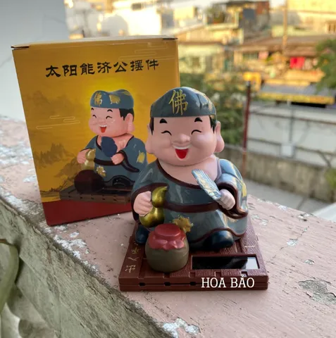Tượng Tế Công gật đầu cầm quạt May Mắn, Bình An dùng năng lượng