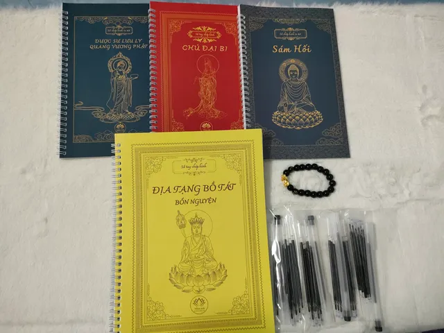 Combo 4 vở chép kinh in mờ (Kèm 4 bút,28  ruột + vòng trầm đeo tay) cực đẹp