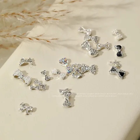 Set cham nơ bạc gắn đá đính móng siêu sáng đẹp