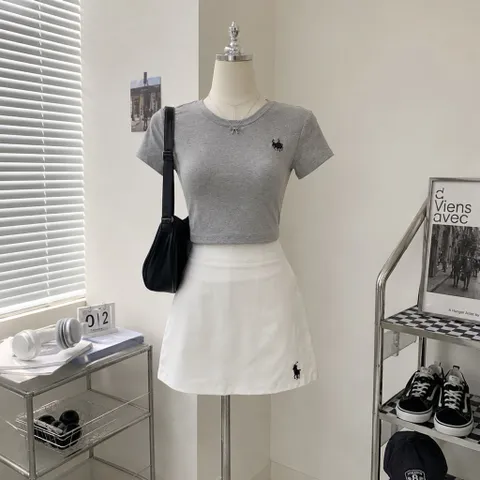 (PASS) Chân váy thể thao trắng thêu ngựa (<48kg)