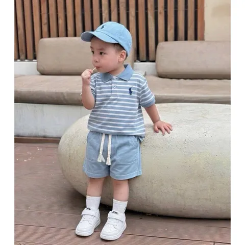 Hàng loại 1-  Quần áo bé trai, set áo polo kẻ xanh thêu ngựa quần short kaki TẶNG KÈM mũ cho bé 8-24kg