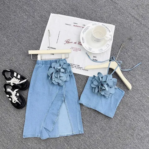 Váy cho bé gái, set áo cổ yếm kèm chân váy jean dáng dài chất Jean mềm gắn tag hoa cho bé 10-35kg