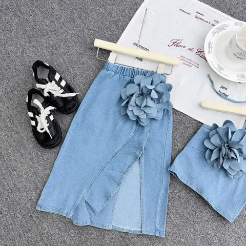 Váy cho bé gái, set áo cổ yếm kèm chân váy jean dáng dài chất Jean mềm gắn tag hoa cho bé 10-35kg