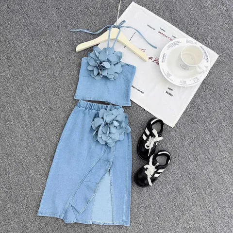 Váy cho bé gái, set áo cổ yếm kèm chân váy jean dáng dài chất Jean mềm gắn tag hoa cho bé 10-35kg