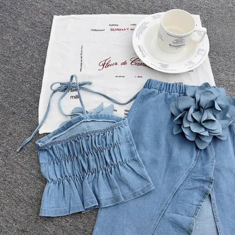 Váy cho bé gái, set áo cổ yếm kèm chân váy jean dáng dài chất Jean mềm gắn tag hoa cho bé 10-35kg