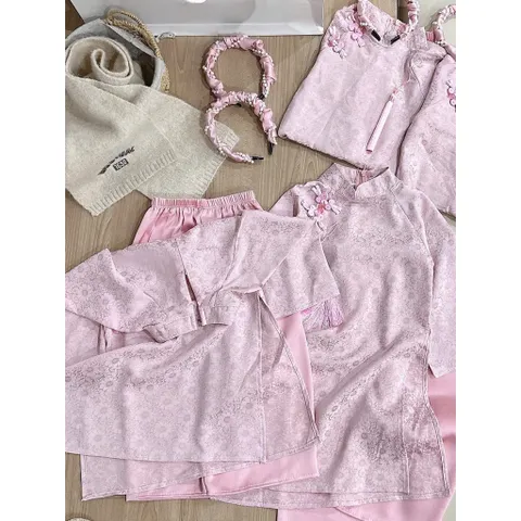 Áo dài cách tân cho bé gái, set 3ct: áo dài lụa vân hoa cúc tone hồng kèm quần và bờm cho bé 9-27kg