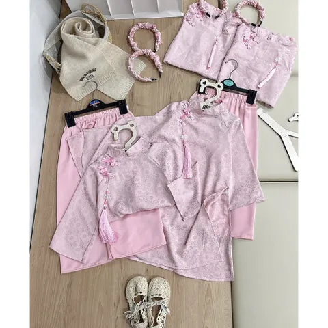 Áo dài cách tân cho bé gái, set 3ct: áo dài lụa vân hoa cúc tone hồng kèm quần và bờm cho bé 9-27kg