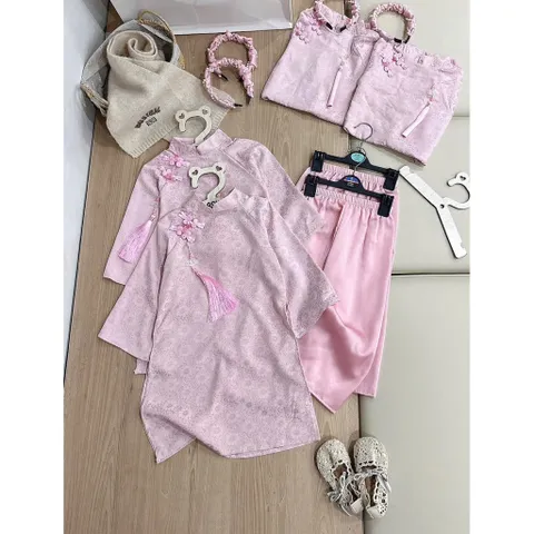 Áo dài cách tân cho bé gái, set 3ct: áo dài lụa vân hoa cúc tone hồng kèm quần và bờm cho bé 9-27kg