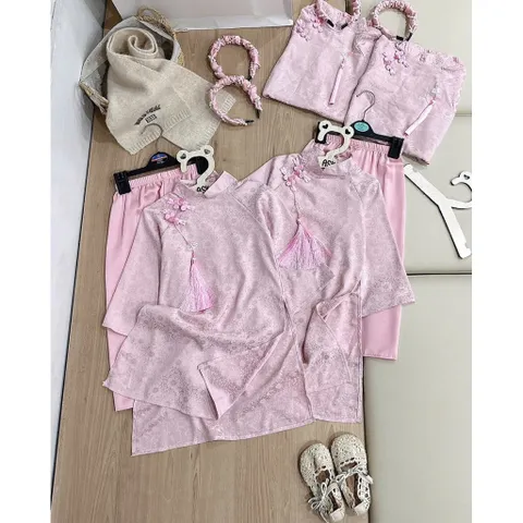 Áo dài cách tân cho bé gái, set 3ct: áo dài lụa vân hoa cúc tone hồng kèm quần và bờm cho bé 9-27kg