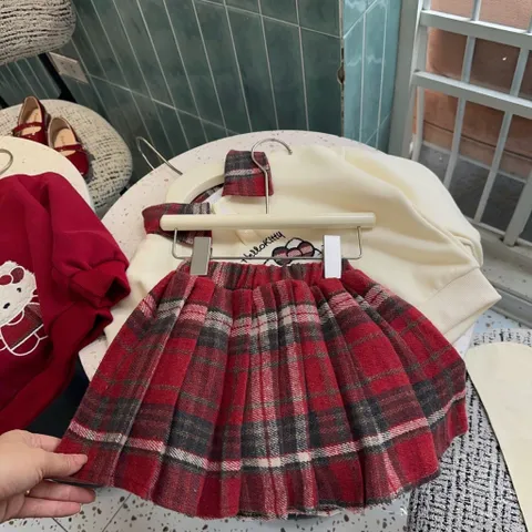Váy cho bé gái, Set váy áo nỉ có cổ thêu mèo Hello Kitty kèm chân váy dạ kẻ đỏ size bé 10–32kg