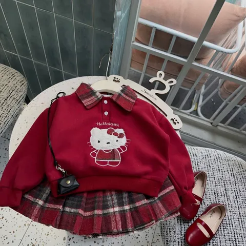 Váy cho bé gái, Set váy áo nỉ có cổ thêu mèo Hello Kitty kèm chân váy dạ kẻ đỏ size bé 10–32kg