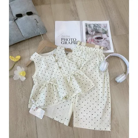 Quần áo bé gái, set bộ chất đũi chấm bi áo sát nách dáng Pelum quần lửng rộng cho bé 10-28kg