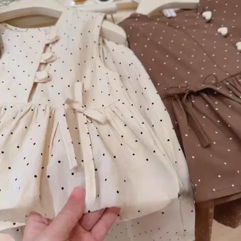 Quần áo bé gái, set bộ chất đũi chấm bi áo sát nách dáng Pelum quần lửng rộng cho bé 10-28kg