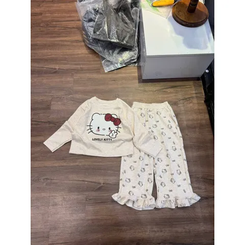Loại 1  Quần áo thu đông bé gái, set bộ len thỏ họa tiết Hello Kitty cho bé từ 13–40kg