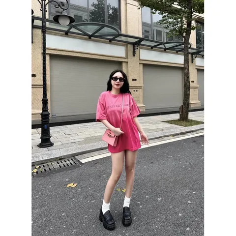 Áo thun bé gái, áo cotton dáng thụng loang hồng họa tiết chữ dập phồng nổi cho bé 10-30kg