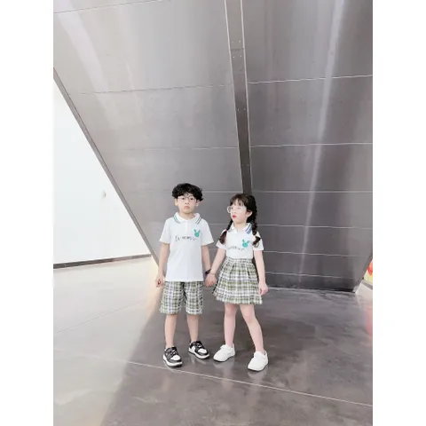 Đồng phục học sinh, cặp đồng phục bé trai, bé gái, set áo polo thêu thỏ xanh kèm chân váy kẻ/ quần short cho bé 10-28kg