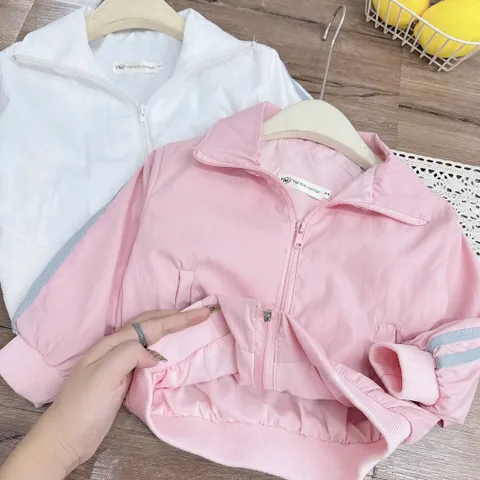 Set bộ gió cổ trụ 2 lớp cho bé – Áo khóa kéo + quần suông thời trang, chất gió nhăn mềm mại, size 10–40kg