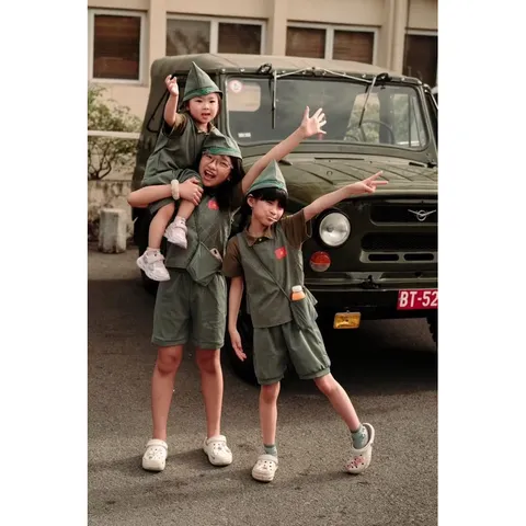 Quần áo bé trai, bé gái, set 5ct đồng phục chú bé liên lạc cho bé 10-30kg