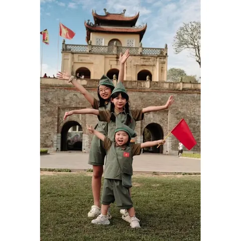 Quần áo bé trai, bé gái, set 5ct đồng phục chú bé liên lạc cho bé 10-30kg