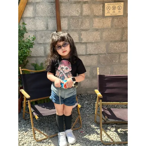 Quần áo bé gái, set bộ cộc tay áo cotton họa tiết cô gái Wollode phối quần short rúm 2 bên hông cho bé 10-30kg