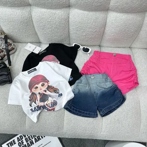 Quần áo bé gái, set bộ cộc tay áo cotton họa tiết cô gái Wollode phối quần short rúm 2 bên hông cho bé 10-30kg
