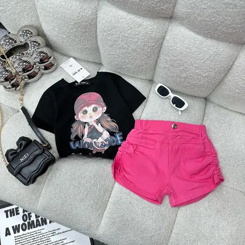 Quần áo bé gái, set bộ cộc tay áo cotton họa tiết cô gái Wollode phối quần short rúm 2 bên hông cho bé 10-30kg