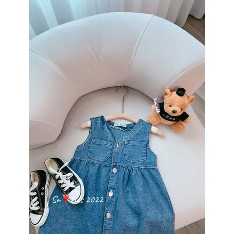 Váy sát nách chất jeans cho bé gái, váy jean sát nách cúc cài thật cho bé size 10-30kg