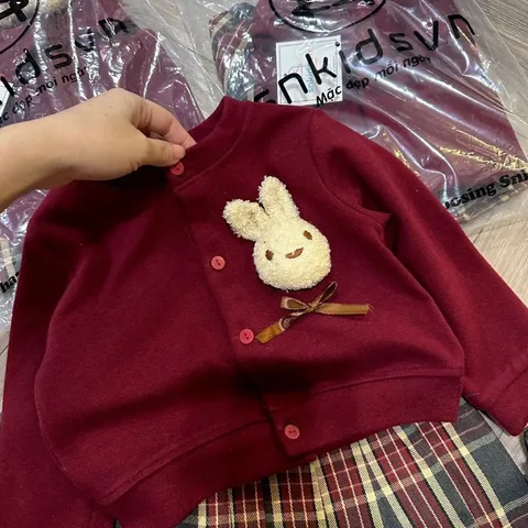 Váy bé gái, set áo len đỏ đính thỏ kèm chân váy kẻ xếp ly cho bé 10-30kg