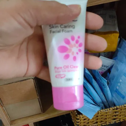 Sữa rửa mặt Biore 50g hồng sạch nhờn