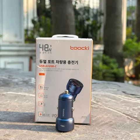 Tẩu sạc nhanh cho xe ô tô 48W, 2 cổng USB-A + USB-C Toocki (P131600)