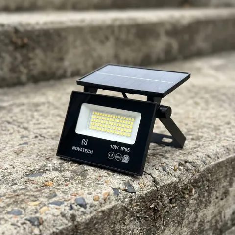 Đèn tích điện năng lượng mặt trời novatech 10w, chống nước ipx65 (P131593)