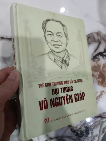 Thế Giới tiếc thương và ca ngợi Đại tướng Võ Nguyên Giáp (sách cũ)