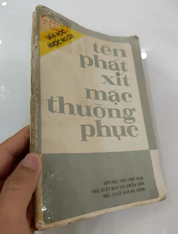 Tên phát xít mặc thường phục
