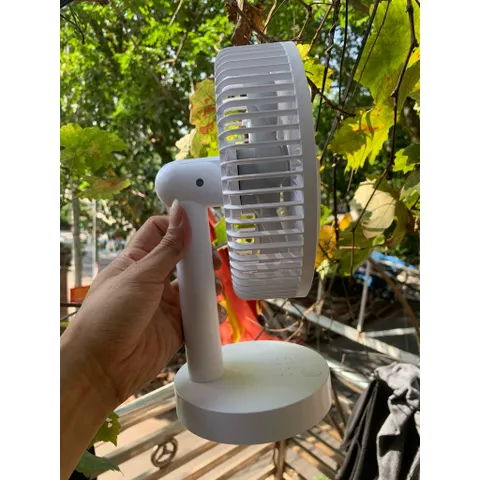 Quạt F29B để bàn, tích điện và có thể vừa cắm vừa bật , động cơ không chổi than nên cực bền và êm du , 4 mức gió mạnh .