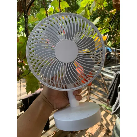 Quạt F29B để bàn, tích điện và có thể vừa cắm vừa bật , động cơ không chổi than nên cực bền và êm du , 4 mức gió mạnh .