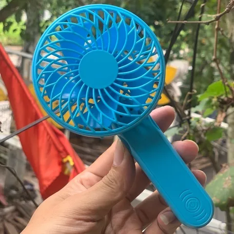 Quạt cầm tay mini M6 , xinh xắn dễ thương giành cho các bé , công suất 2,5w , pin 14500 tháo rời , mát và êm ái cho bé .