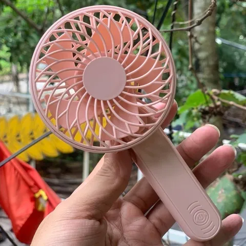 Quạt cầm tay mini M6 , xinh xắn dễ thương giành cho các bé , công suất 2,5w , pin 14500 tháo rời , mát và êm ái cho bé .