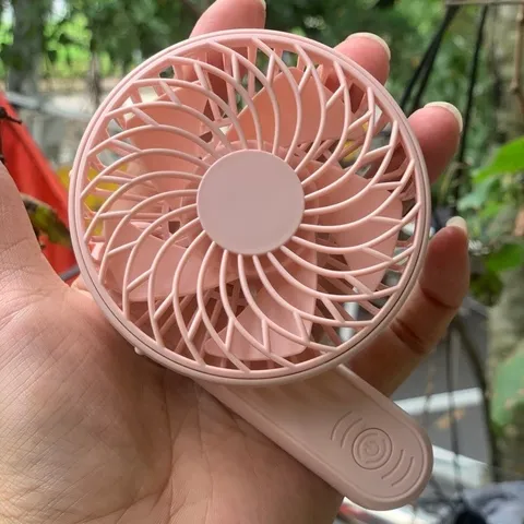 Quạt cầm tay mini M6 , xinh xắn dễ thương giành cho các bé , công suất 2,5w , pin 14500 tháo rời , mát và êm ái cho bé .